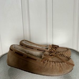 Minnetonka Suede Faux Fur Tan Slippers Size 3
